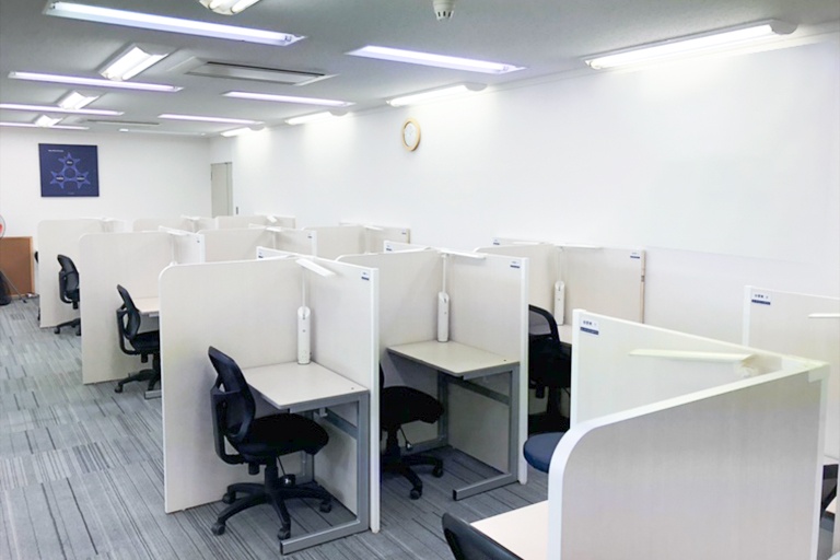 充実の学習環境:自習スペースは1人ひとり区切られた設計。しっかりと自分の勉強に集中できます!