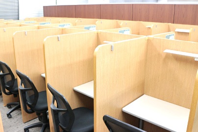 充実の学習環境:無料で使用できる自習席。集中しやすいと評判です。