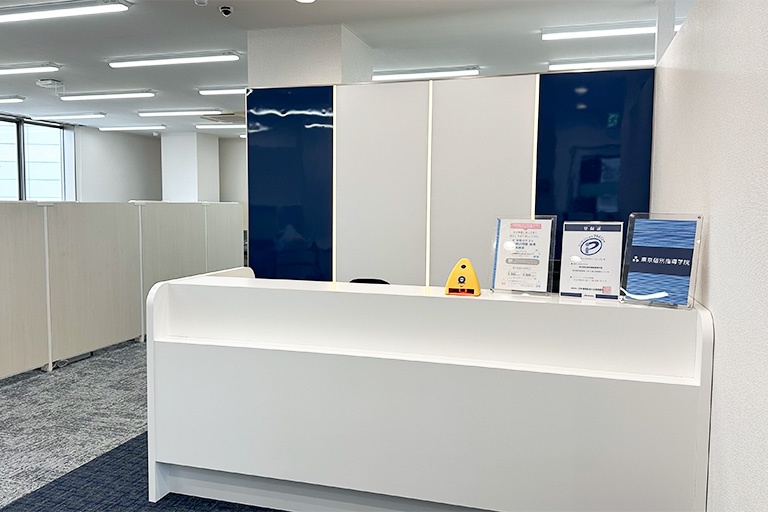 充実の学習環境:開放的な受付カウンター。ご質問・ご相談など、どんな小さなことでもお気軽にお声かけください