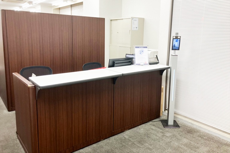 充実の学習環境:開放的な受付カウンター。ご質問・ご相談など、どんな小さなことでもお気軽にお声かけください