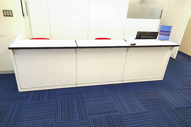 充実の学習環境:開放的な受付カウンター。ご質問・ご相談など、どんな小さなことでもお気軽にお声かけください