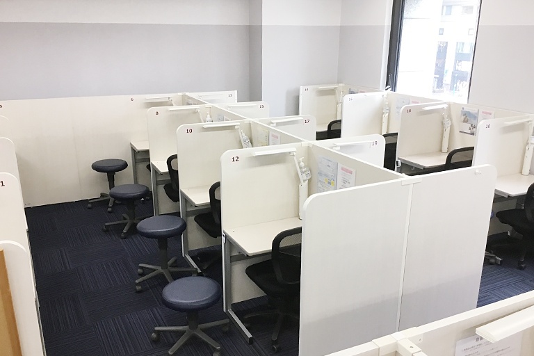 充実の学習環境:集中しやすいようパーテーションで区切られた授業ブース。