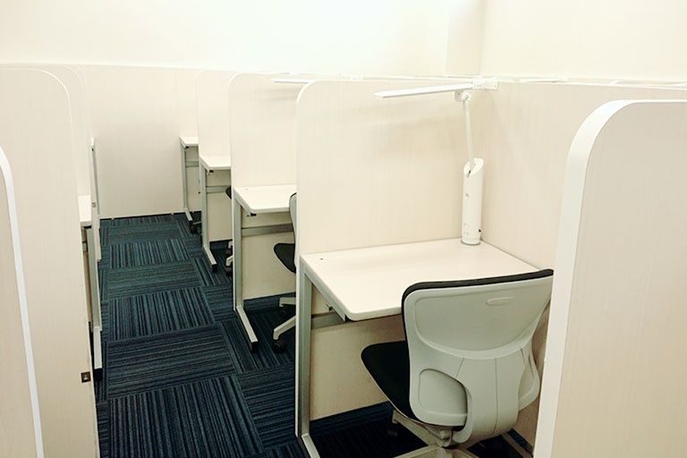 充実の学習環境:パーテーションで1人ずつ区切られているので、自分の勉強に集中できます。