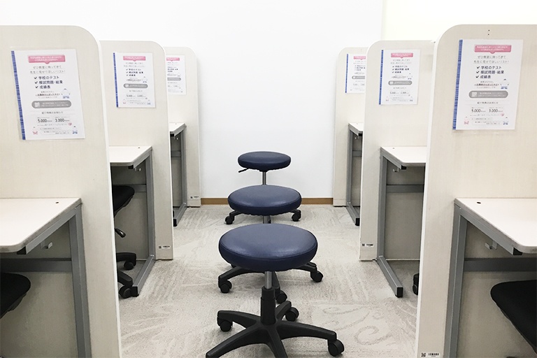 充実の学習環境:集中しやすいようパーテーションで区切られた授業ブース。