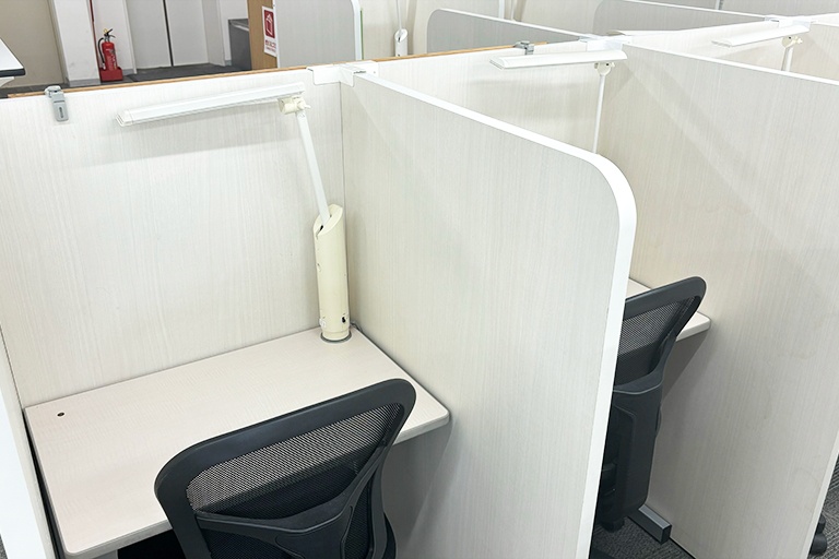 充実の学習環境:自習スペースは1人ひとり区切られた設計。しっかりと自分の勉強に集中できます!