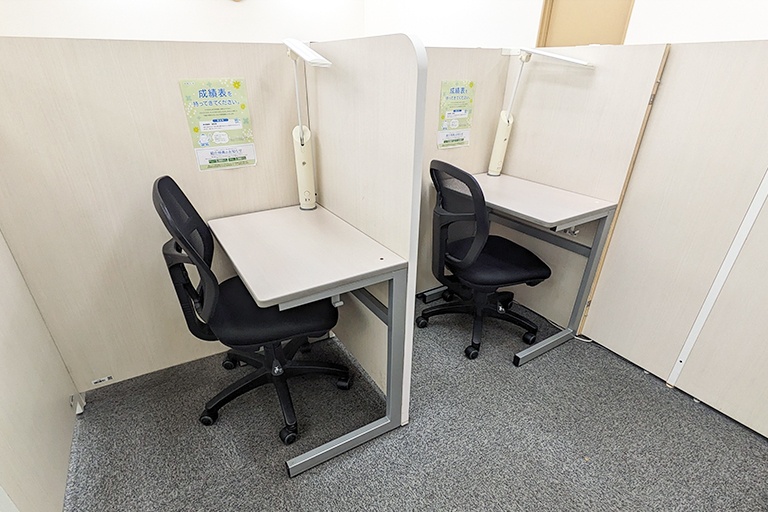 充実の学習環境:自習スペースは1人ひとり区切られた設計。しっかりと自分の勉強に集中できます!