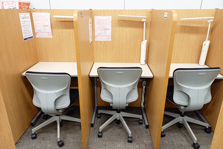 充実の学習環境:パーソナルに区切られた自習席。集中しやすいとご好評いただいています。