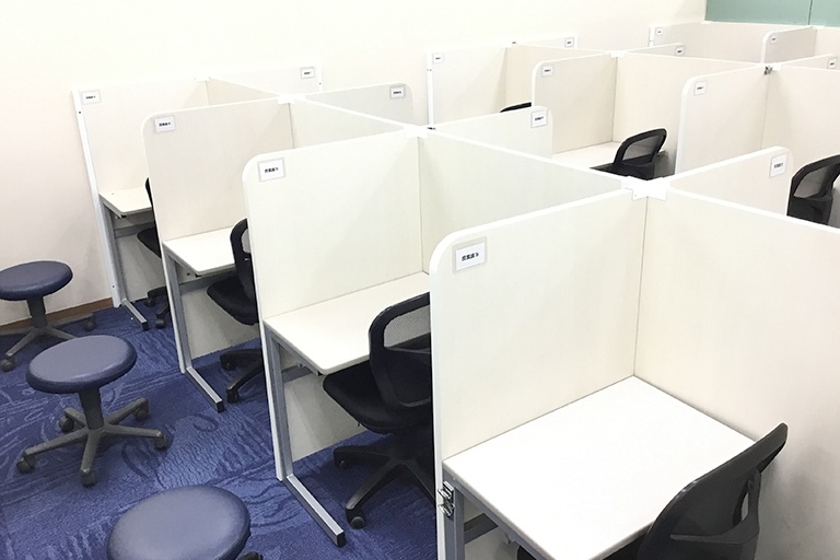 個別指導ブース。演習中も講師がいつも隣にいて、質問がしやすい環境です。