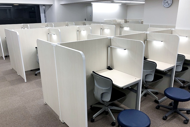 充実の学習環境:集中しやすいようパーテーションで区切られた授業ブース。