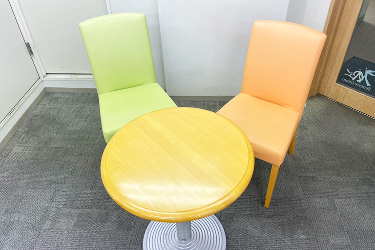 充実の学習環境:オープンな環境のフリースペース。お気軽にご質問・ご相談などをしていただけます。