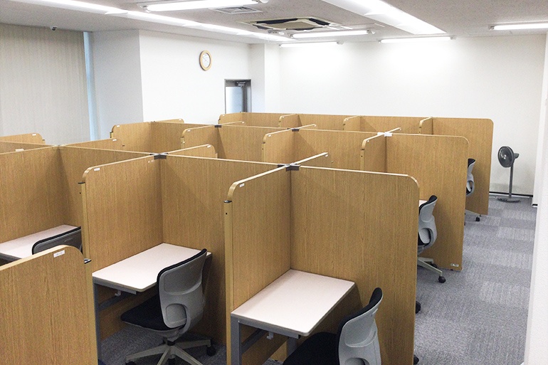 充実の学習環境:集中しやすいようパーテーションで区切られた授業ブース。