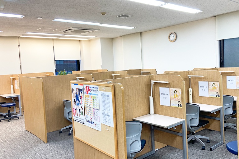 充実の学習環境:個別指導ブース。演習中も講師がいつも隣にいて、質問がしやすい環境です。