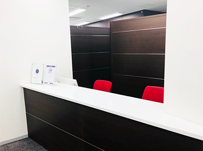 充実の学習環境:明るく清潔なエントランス。小さなことでもお気軽にご質問・ご相談ください。