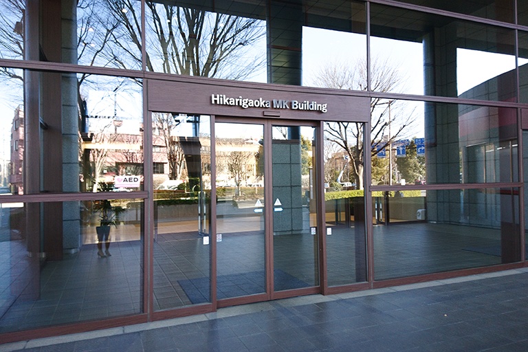 充実の学習環境:教室はこちら。安心・安全の立地です。