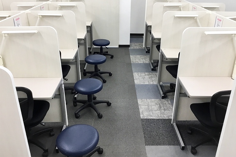 充実の学習環境:集中しやすいようパーテーションで区切られた授業ブース。