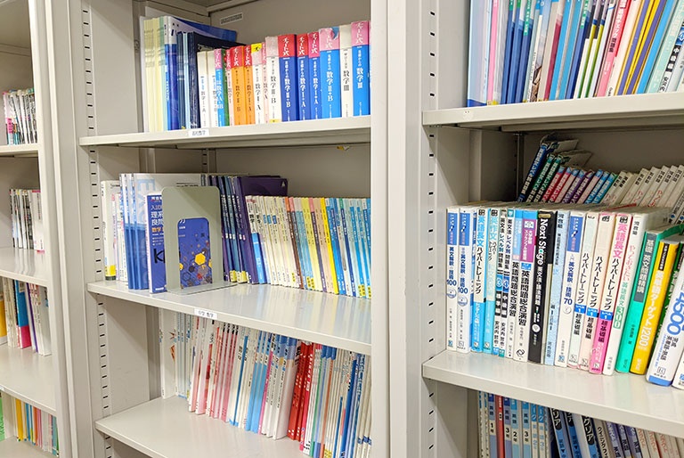 充実の学習環境:対応テキストは十分な種類・量を準備。お子さまの課題や目標に合わせて対応しています。