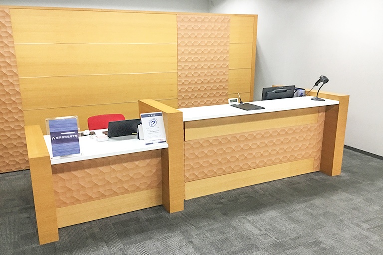 充実の学習環境:教室で何かわからないことがあれば、受付カウンターまでお気軽にご相談ください。