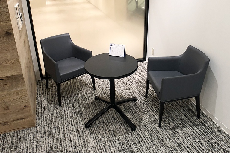 充実の学習環境:オープンな環境のフリースペース。お気軽にご質問・ご相談などをしていただけます。