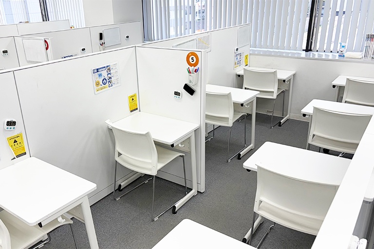 充実の学習環境:レッスンスペース。明るくきれいなので、しっかり集中して勉強できます。