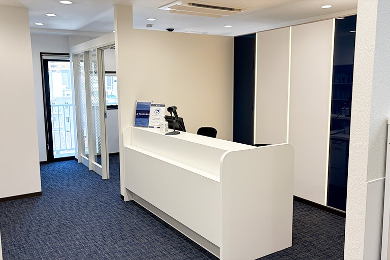 充実の学習環境:開放的な受付カウンター。ご質問・ご相談など、どんな小さなことでもお気軽にお声かけください