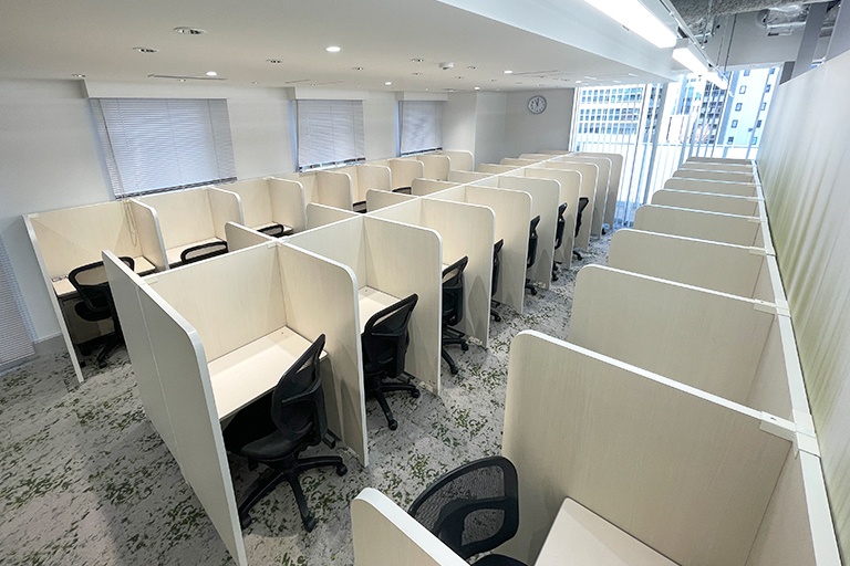 充実の学習環境:パーソナルに区切られた自習席。集中しやすいとご好評いただいています。