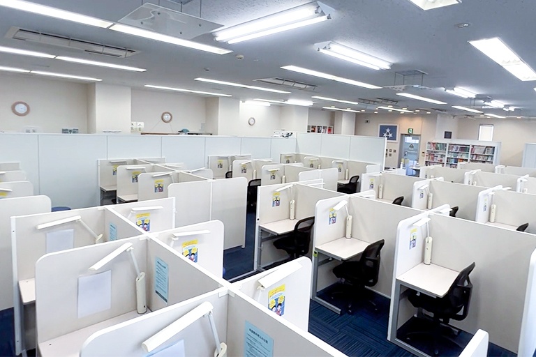 充実の学習環境:個別指導ブース。演習中も講師がいつも隣にいて、質問がしやすい環境です。