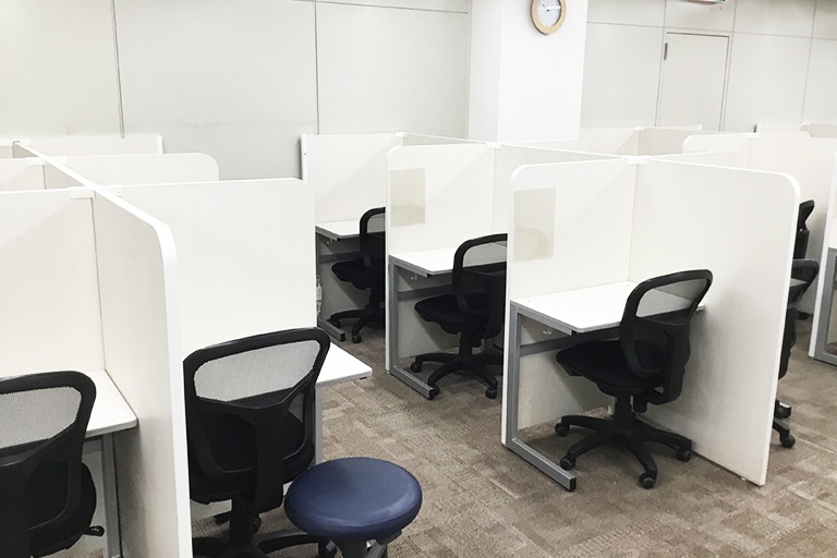 充実の学習環境:個別指導ブース。演習中も講師がいつも隣にいて、質問がしやすい環境です。