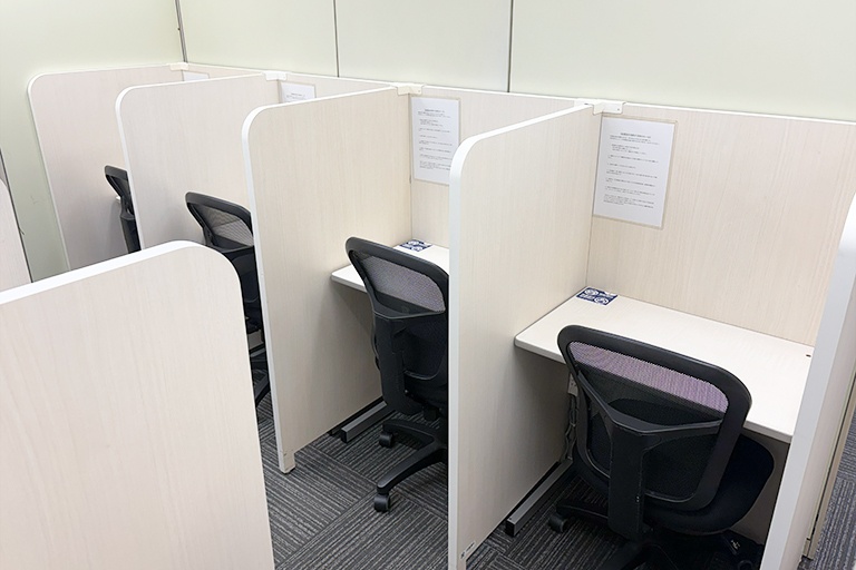 充実の学習環境:パーソナルに区切られた自習席。集中しやすいとご好評いただいています。
