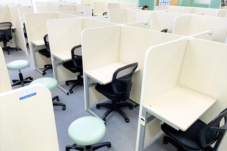 充実の学習環境:個別指導ブース。演習中も講師がいつも隣にいて、質問がしやすい環境です。