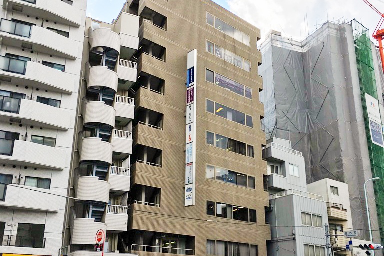 充実の学習環境:教室はこちらの建物の8階。曙橋駅近くの通いやすい立地です。