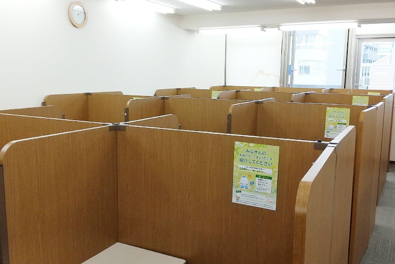充実の学習環境:パーテーションで1人ずつ区切られているので、自分の勉強に集中できます。
