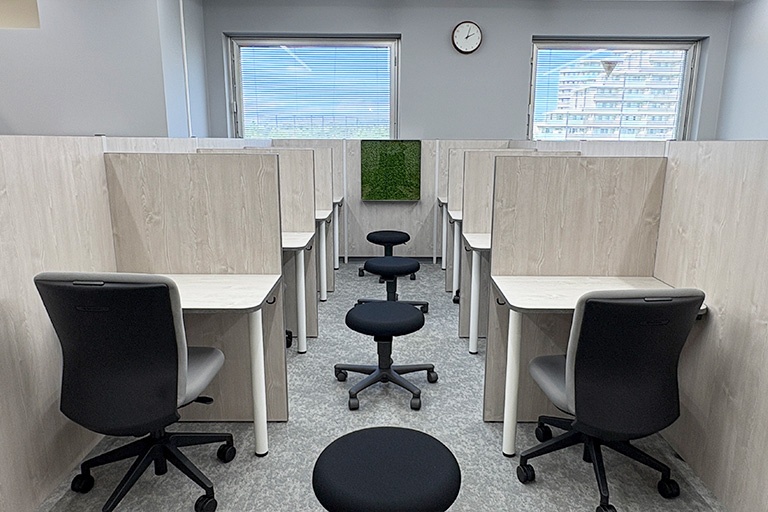 充実の学習環境:個別指導ブース。演習中も講師がいつも隣にいて、質問がしやすい環境です。