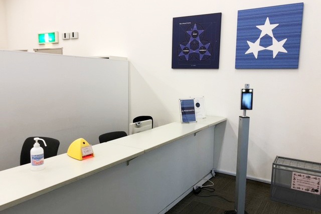 充実の学習環境:開放的な受付カウンター。ご質問・ご相談など、どんな小さなことでもお気軽にお声かけください