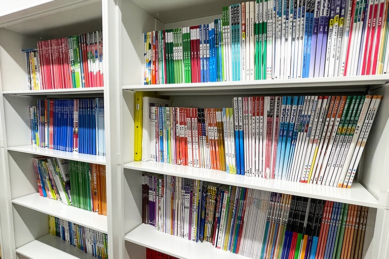 充実の学習環境:対応テキストは十分な種類・量を準備。お子さまの課題や目標に合わせて対応しています。