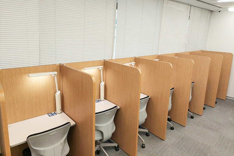 充実の学習環境:月~土の14時から使用できる自習席も大変ご好評をいただいております。