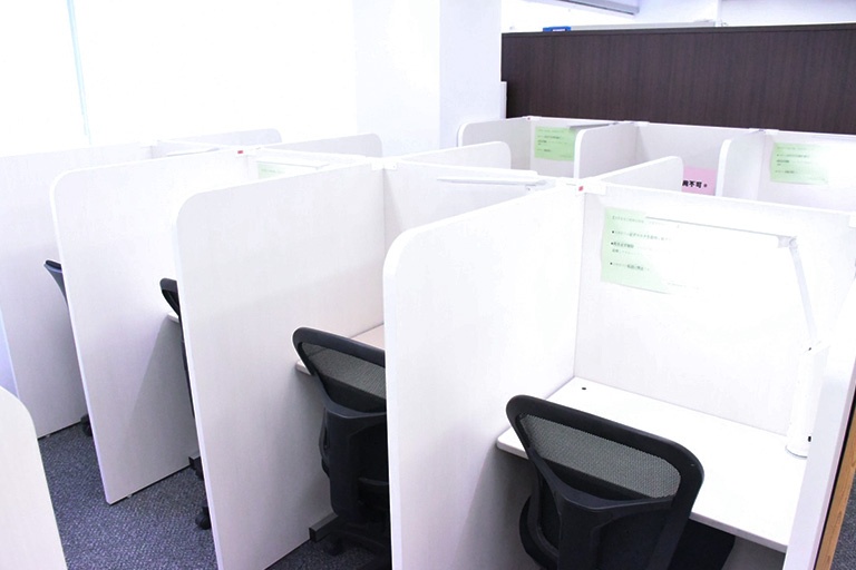 充実の学習環境:パーソナルに区切られた自習席。集中しやすいとご好評いただいています。