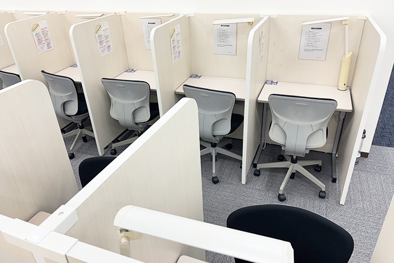 充実の学習環境:自習スペースは1人ひとり区切られた設計。しっかりと自分の勉強に集中できます!