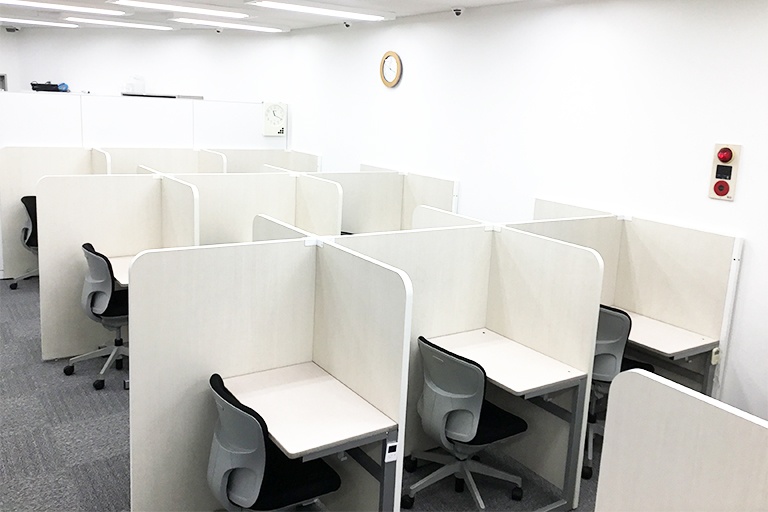充実の学習環境:パーテーションで区切られた集中しやすいブースでレッスン。