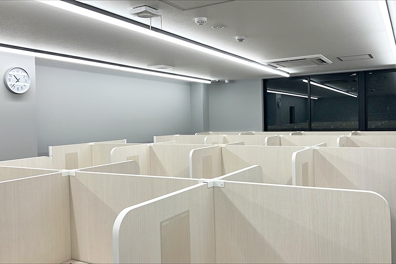 充実の学習環境:パーテーションで1人ずつ区切られているので、自分の勉強に集中できます。