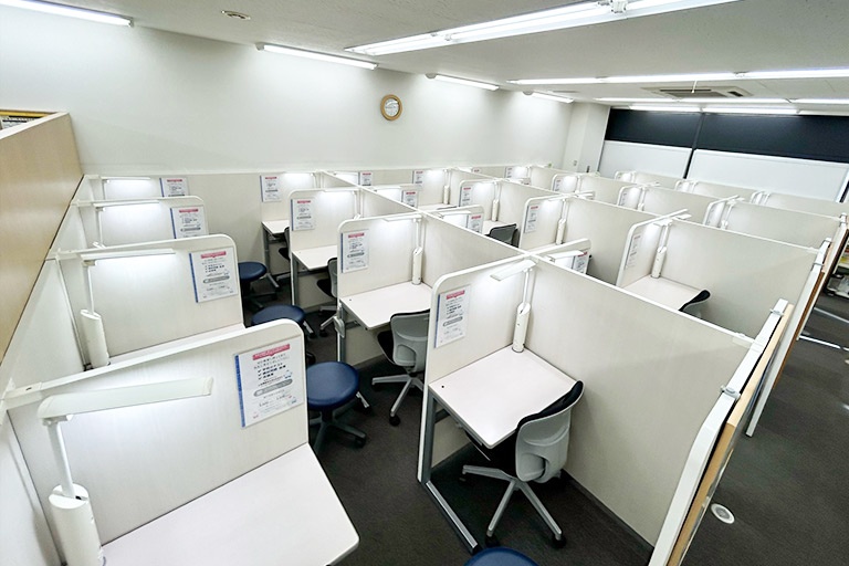 充実の学習環境:個別指導ブース。演習中も講師がいつも隣にいて、質問がしやすい環境です。