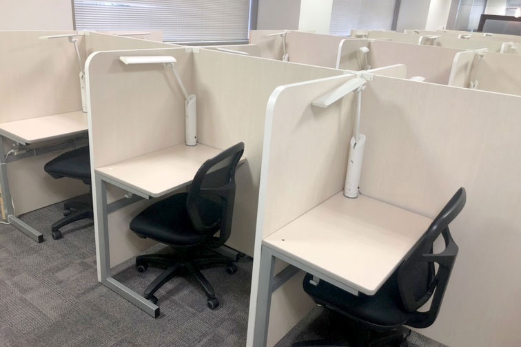 充実の学習環境:パーテーションで1人ずつ区切られているので、自分の勉強に集中できます。