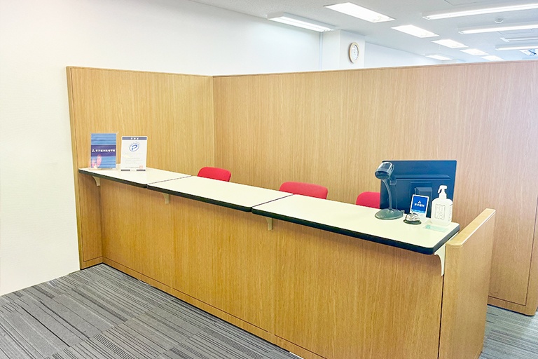 充実の学習環境:教室で何かわからないことがあれば、受付カウンターまでお気軽にご相談ください。