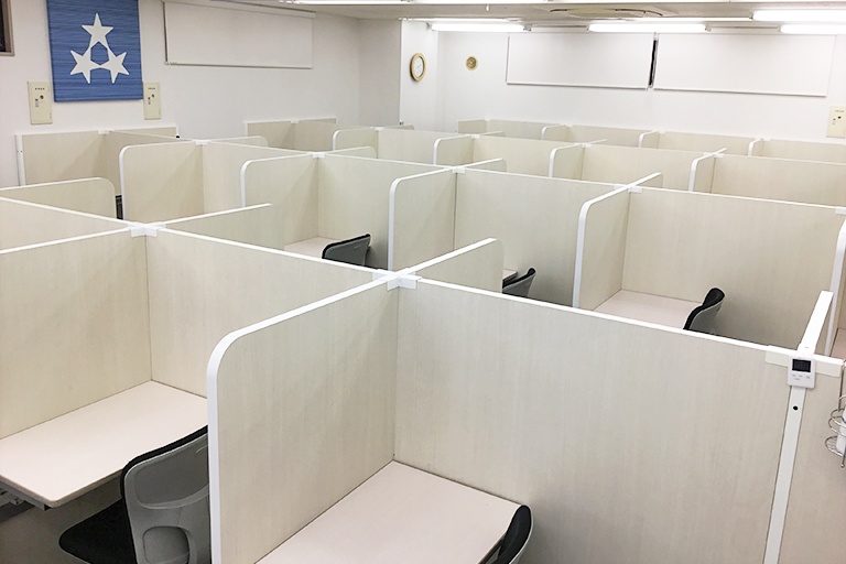 充実の学習環境:集中しやすいようパーテーションで区切られた授業ブース。