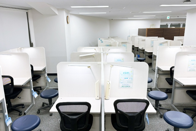 充実の学習環境:個別指導ブース。演習中も先生がいつも隣にいて、質問がしやすい環境です。