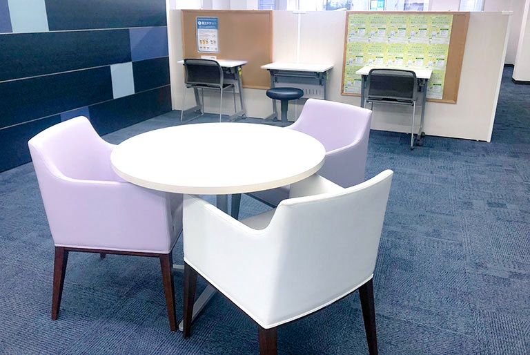 充実の学習環境:オープンな環境のフリースペース。お気軽にご質問・ご相談などをしていただけます。