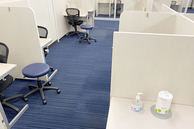 充実の学習環境:コーチが隣に座ってレッスンするので質問がしやすい環境です。