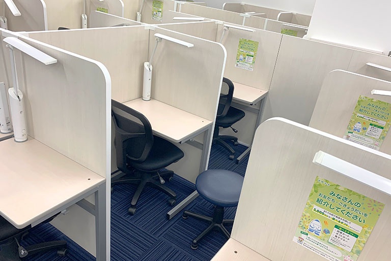 充実の学習環境:集中しやすいようパーテーションで区切られた授業ブース。