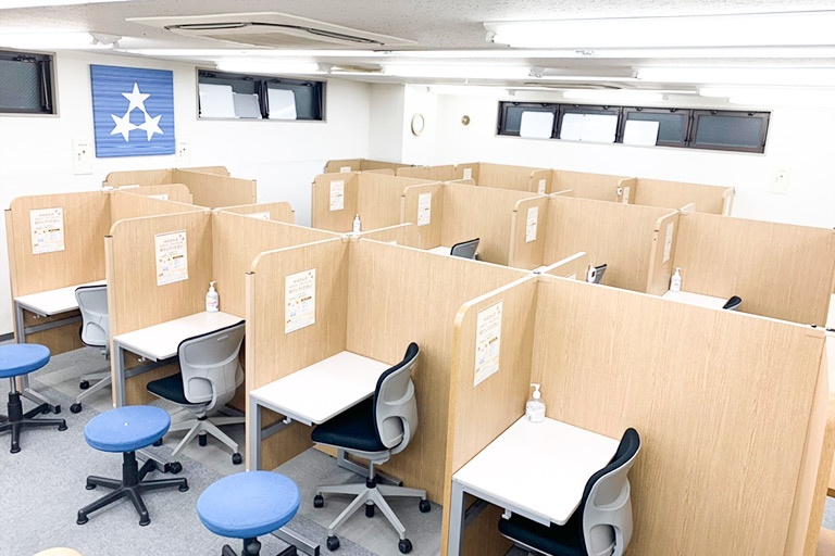 充実の学習環境：集中しやすいようパーテーションで区切られた授業ブース。
