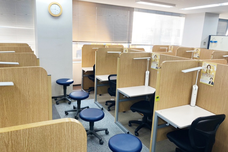 充実の学習環境:個別指導ブース。演習中も講師がいつも隣にいて、質問がしやすい環境です。