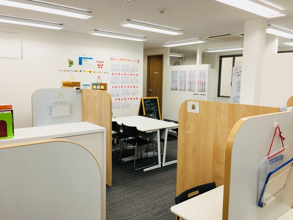 充実の学習環境:レッスンブースです。壁には、さまざま勉強に役立つ情報や、お知らせを掲示しています。